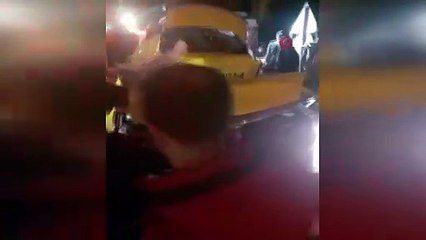 Kontrolden çıkan taksi elektrik direğine çarptı: 2 ölü