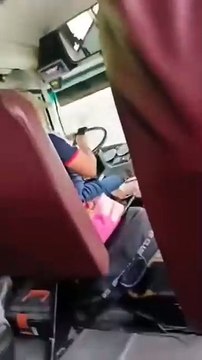 Exponen a conductor de bus interurbano por usar celular mientras manejaba