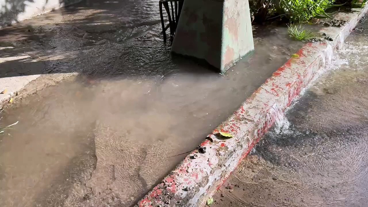 Se registran al menos cinco fugas de agua en CDMX; trabaja SEGIAGUA en su reparación