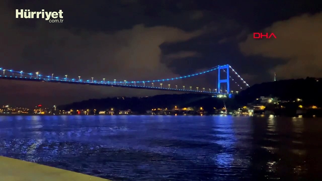 Fatih Sultan Mehmet Köprüsü maviye büründü