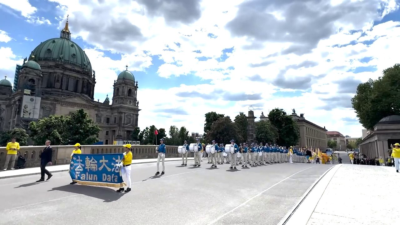 جشن روز جهانی فالون دافا در برلین، با حضور گروه مارش سرزمین خدایی FalunDafa day in Berlin