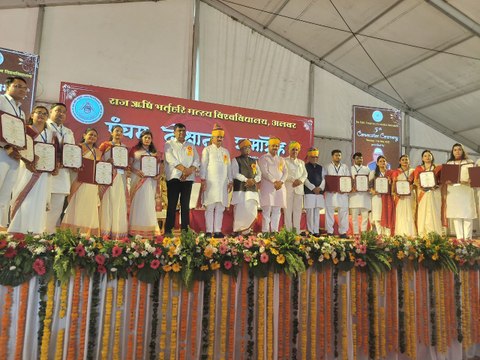 मत्स्य विवि का दीक्षांत समारोह: राज्यपाल और डिप्टी सीएम ने दिए होनहारों को मेडल