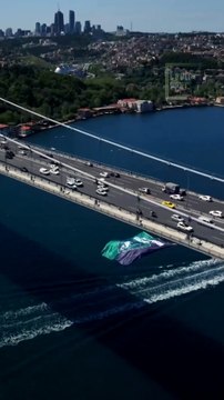 Kocaelispor bayrağı Fatih Sultan Mehmet Köprüsü'nde dalgalanıyor