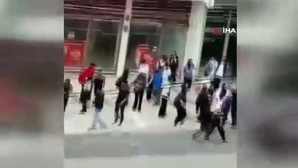 Ankara’da lise öğrencileri yumruk yumruğa kavga etti... O anlar kamerada