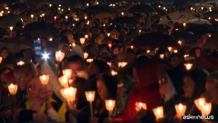 Migliaia di pellegrini pregano al santuario portoghese di Fatima