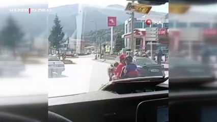 Motosikletle 4 kişilik tehlikeli yolculuk