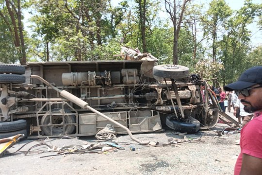 Bus-truck accident: Video: एनएच पर यात्रियों से भरी बस और ट्रक में जबरदस्त भिड़ंत, मची चीख-पुकार दर्जनभर यात्री घायल