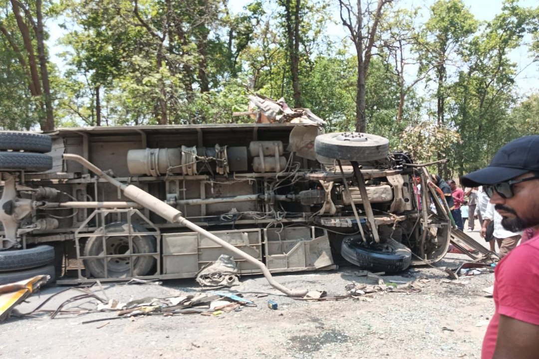 Bus-truck accident: Video: एनएच पर यात्रियों से...