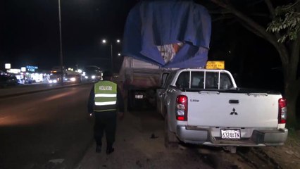 VO CAMIONETA CHOCA CONTRA UN CAMIÓN PARQUEADO