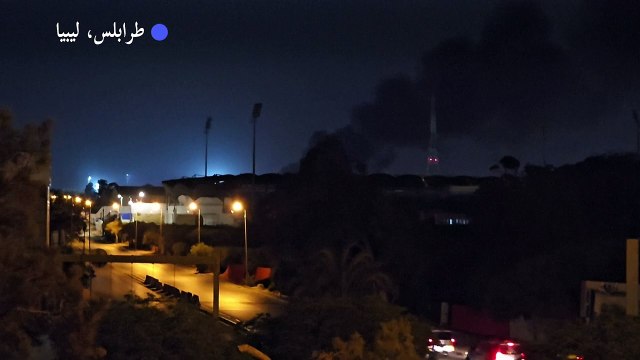 تصاعد دخان إثر اشتباكات بين مجموعات مسلحة في العاصمة الليبية