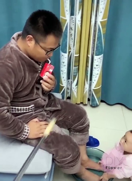 Chines viral funny video 😂 caring baby new viral video 😍📸#babys love for dad ❤️😻#shorts #shortvideos #funnyvideos #viralvideos #viralshort #comedy #chines #chinesfun #baby #chinesbaby