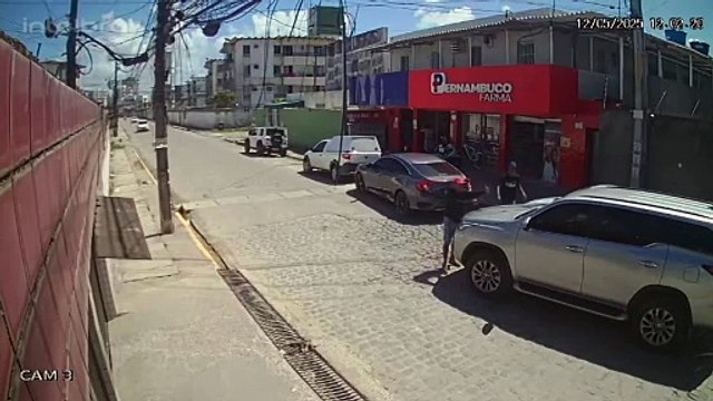 Dois homens rendem família e roubam carro de luxo em Candeias, Jaboatão dos Guararapes