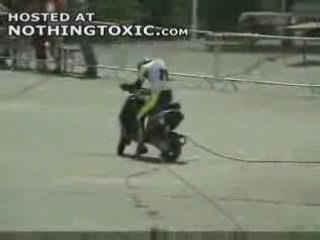 Régis fait du scoot'