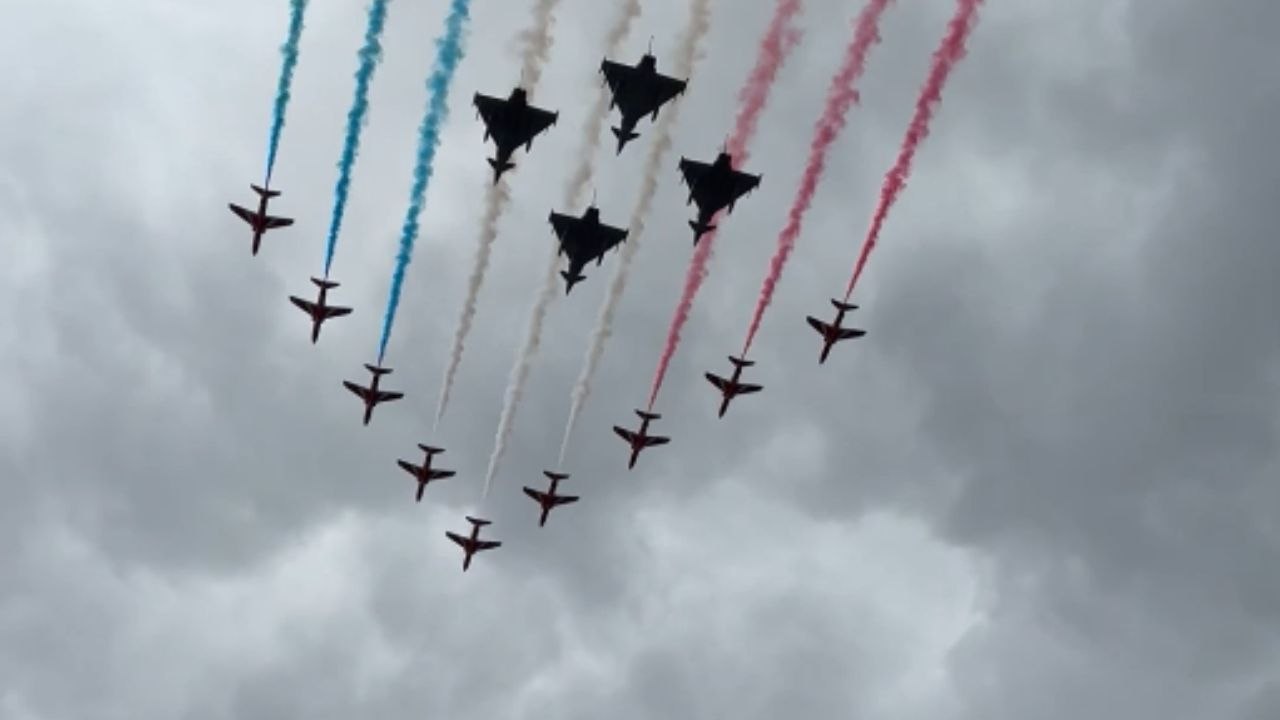 Red Arrows perform majestic flypast above London for VE Day 80th anniversary celebrations