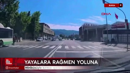 Bursa'da minibüsüyle kırmızı ışıkta duran araçları geçti