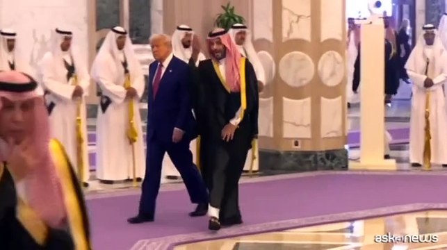 Trump e e il principe saudita, cerimonia di benvenuto al palazzo reale