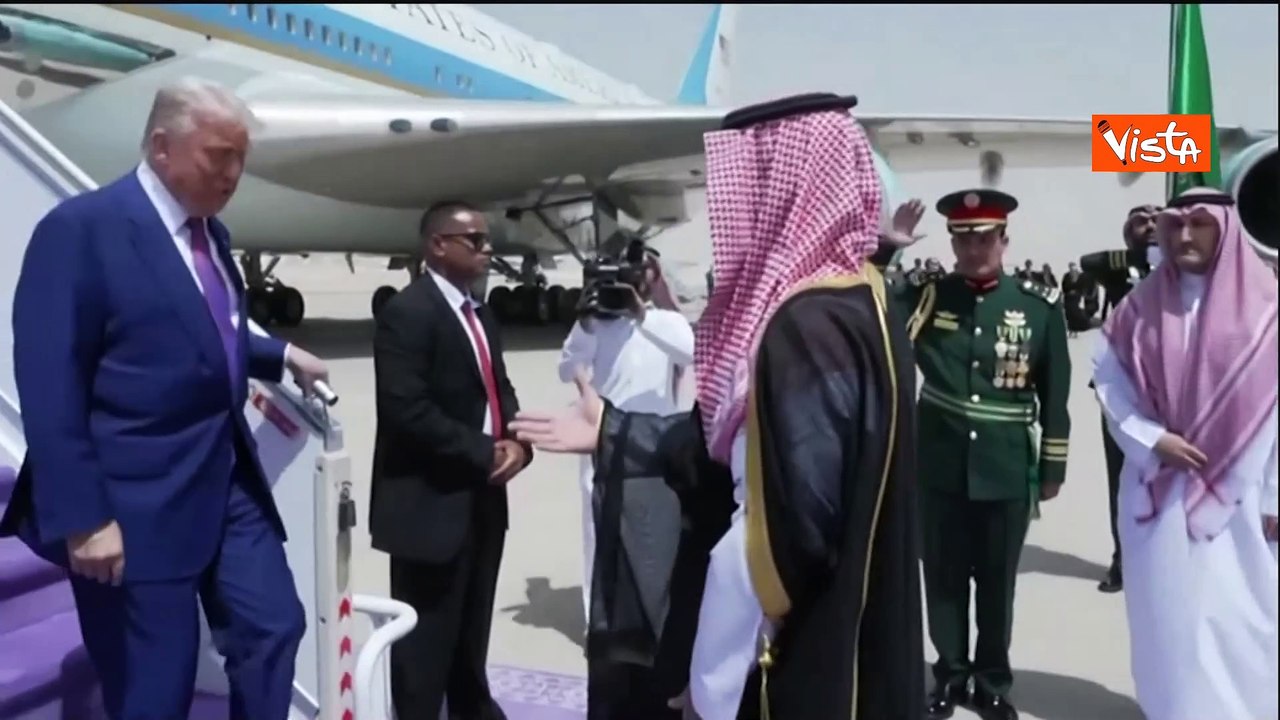 Trump atterra a Riad per la sua missione diplomatica in medio oriente, le immagini