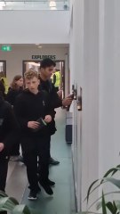 La primera escuela "sin teléfonos" de Escocia sorprende con un método radical que bloquea los móviles de los alumnos