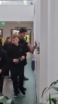 La primera escuela sin teléfonos de Escocia sorprende con un método radical que bloquea los móviles de los alumnos