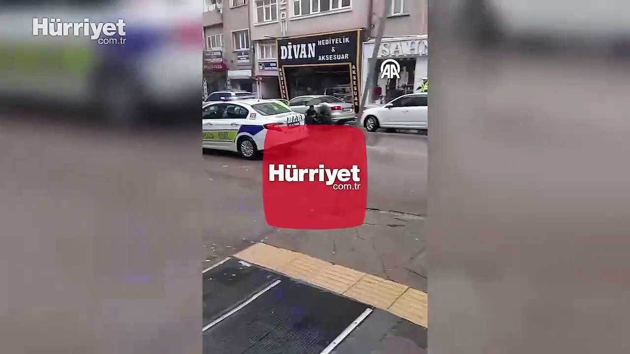 Polis, yaralanan yayanın başında "ıslanmasın" diye şemsiyeyle bekledi