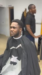 Parfois, il suffit d’un détail bien soigné pour que tout change. Le regard, l’allure, la confiance… Ce n’est pas qu’une coupe, c’est un art.🖼️ #lakliniksalon