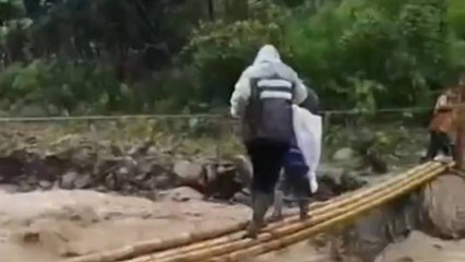 VIDEO | Sobre palos de guadua: así tienen que cruzar un caudaloso río 14 niños para ir a estudiar