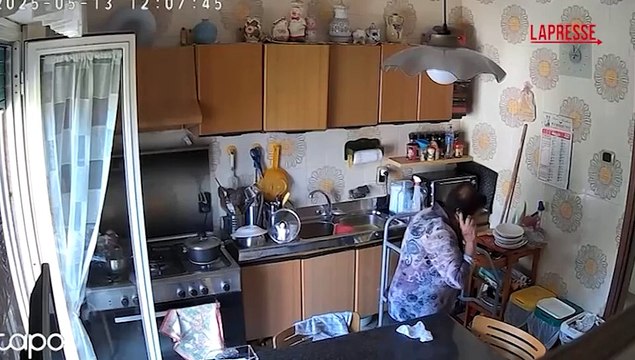Terremoto a Napoli, il boato e il caos in cucina: la scossa ripresa da una telecamera a Pozzuoli
