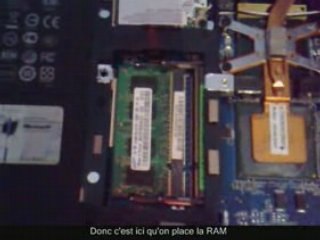 Mise en place d'une barrette de RAM dans un ordinateur porta