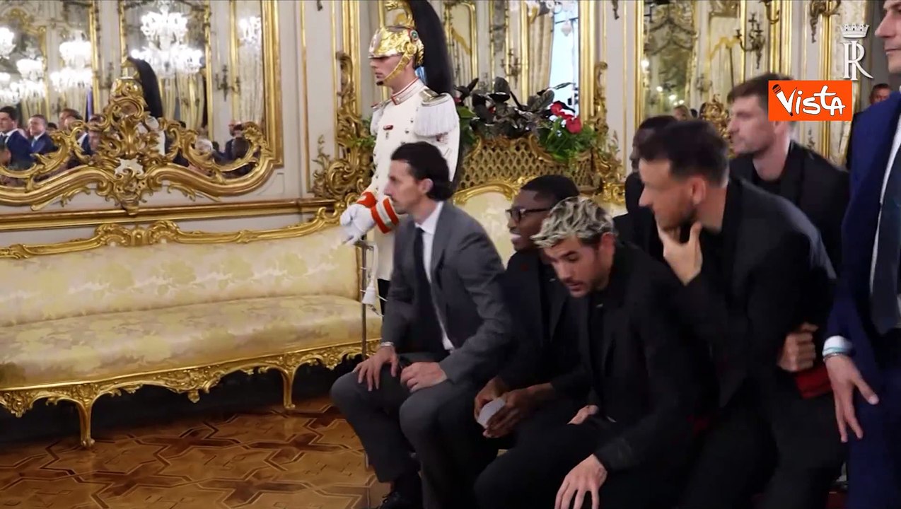 Mattarella incontra Milan e Bologna in Quirinale, la stretta di mano con Ibrahimovic