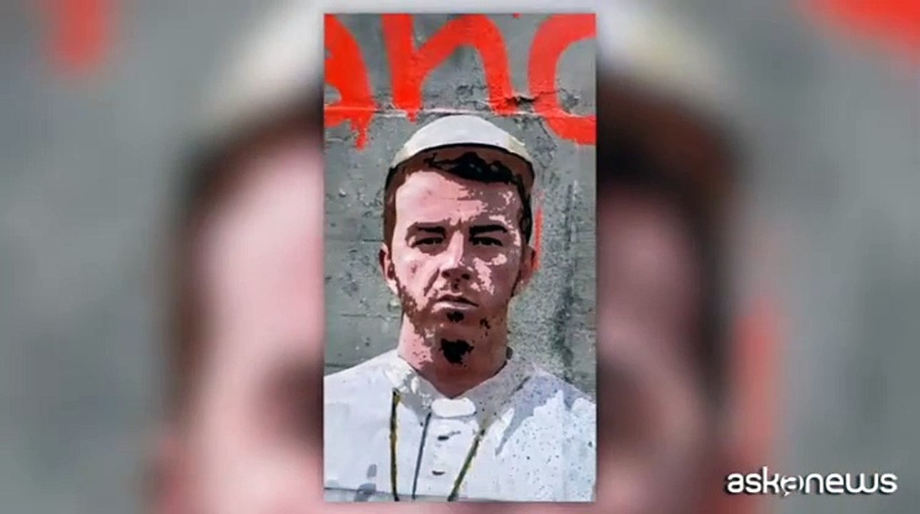 Il murales del rapper Salmo in abiti papali, profeta urbano secondo TVBOY