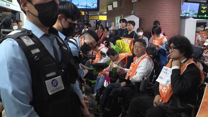 전장연 "서울시장 면담요청"...지하철에서 시위 / YTN