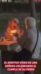La preciosa imagen de una mujer celebrando el cumple de su perro