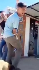 فيديو صادم: كلب يهاجم مراهقاً من ذوي الاحتياجات