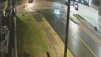 Câmera flagra acidente com moto no Capão da Imbuia