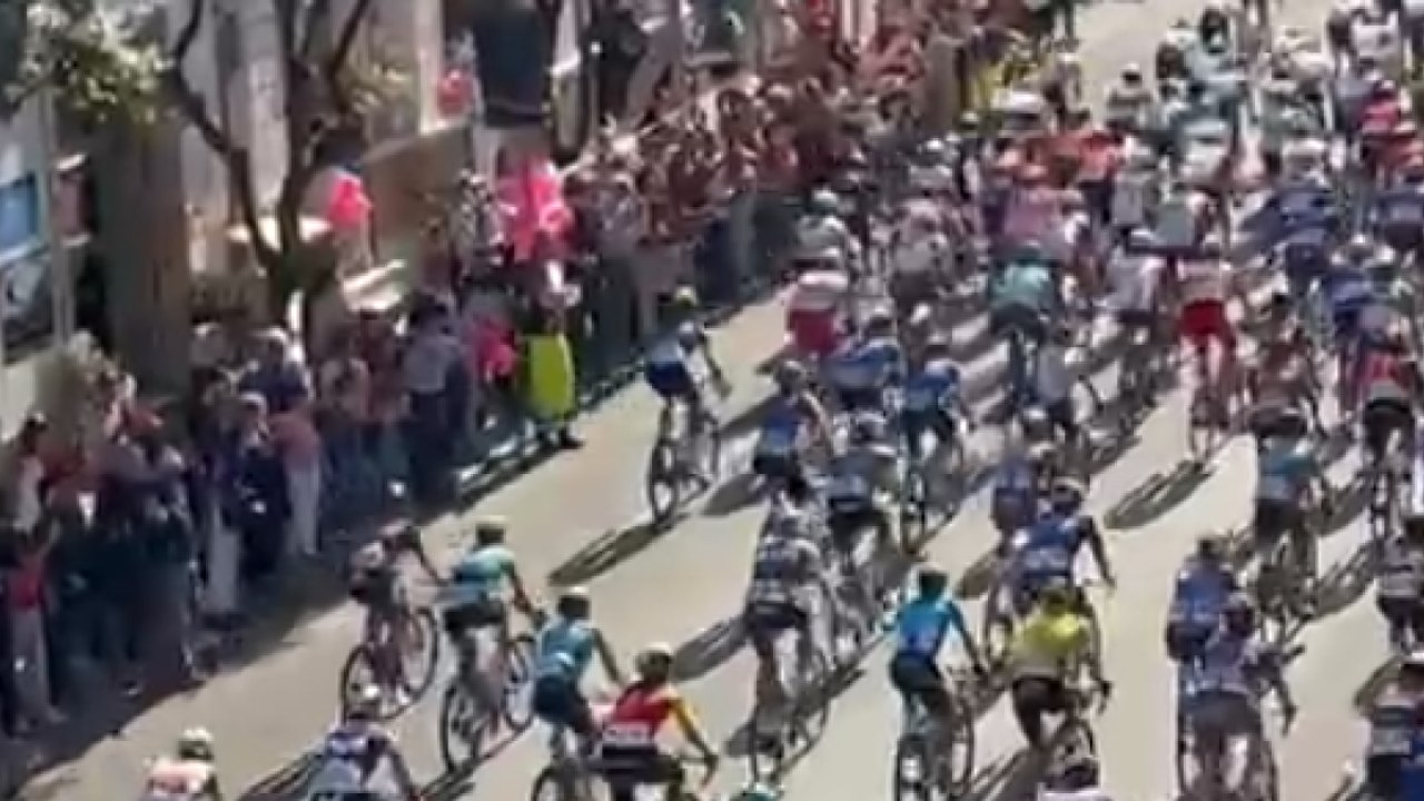Giro d'Italia, dopo 22 anni a Lecce la «carovana rosa»: Van Uden vince la quarta tappa