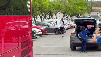 Sadiq se sube a la carrera al autobús del Valencia antes de viajar a Vitoria