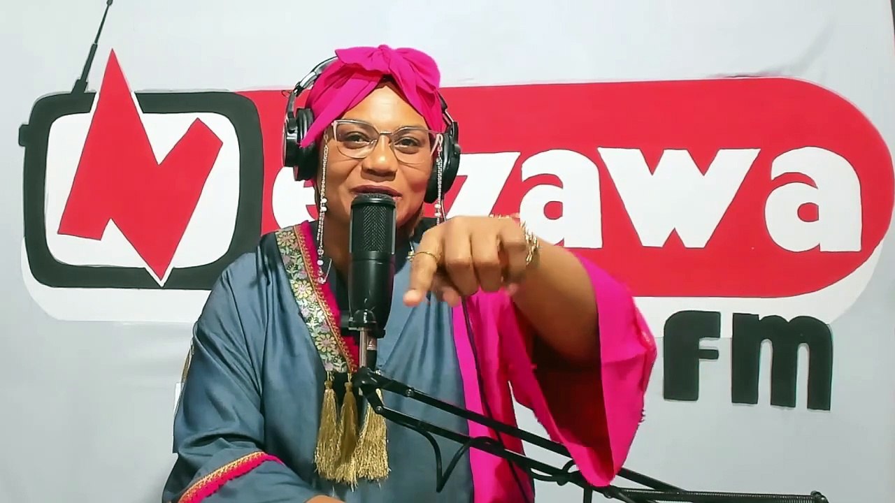 تتويج المدرسة الكبرى بدوز بجائزة العمل المتكامل في  الملتقى الجهوي للمسرح بالمدارس الابتدائية.  مدير المدرسة توفيق بالطيب  و جائزة أفضل  للتلميذ  ياسين غرس الله و كاتب المسرحية الشاعر علي بالناجي