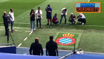 Se calienta el derbi: Hansi Flick pisa el escudo del Espanyol en la foto de entrenadores