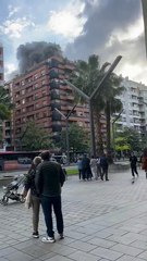 Los bomberos trabajan en extinguir un fuego en Gran Vía