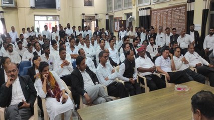 पानी की बौछार से हुए तितर-बितर, कपड़े-मोबाइल हुए गीले