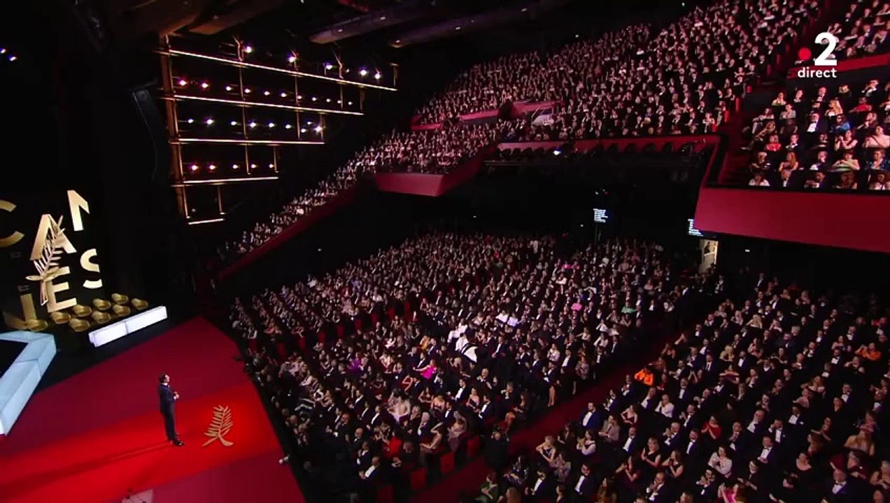 Hommage à Emilie Dequenne lors de la cérémonie d'ouverture du Festival de Cannes.