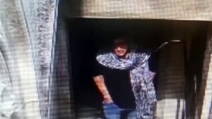 Emanuele De Maria, in testa una kefiah e poi  sale sulle Tearrazze del Duomo di Milano