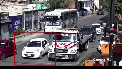 Policía de Monterrey intercepta carro robado y detiene a sospechoso