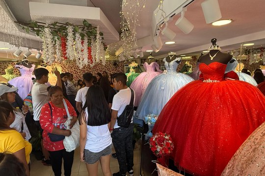 Comerciantes de la Lagunilla donan vestidos y trajes a hijos de mujeres en prisión