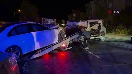 Başakşehir’de iki araç kafa kafaya çarpıştı: 5 yaralı