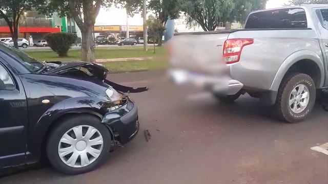 Colisão traseira deixa o trânsito lento na Avenida Tancredo Neves
