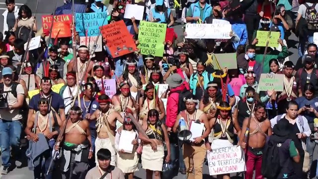 Indígenas amazónicos protestan contra nuevos planes petroleros en Ecuador