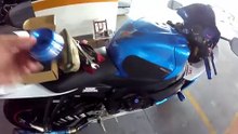 Instalação de tampas de motor e tampa de óleo na GSX-R 750 SRAD