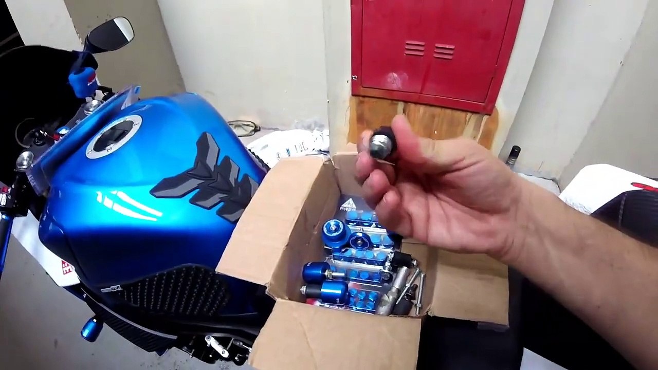 Adaptação para tampas de furo de quadro_ sliders de quadro na GSXR Srad