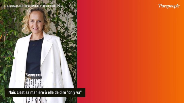 Caroline Roux évoque le tic qu'elle a et qui est visible à l'antenne : Je ne sais pas si vous avez déjà remarqué